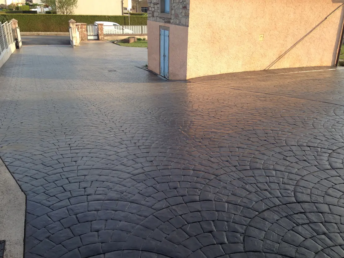 Vivienda revestida con hormigón impreso en el exterior
