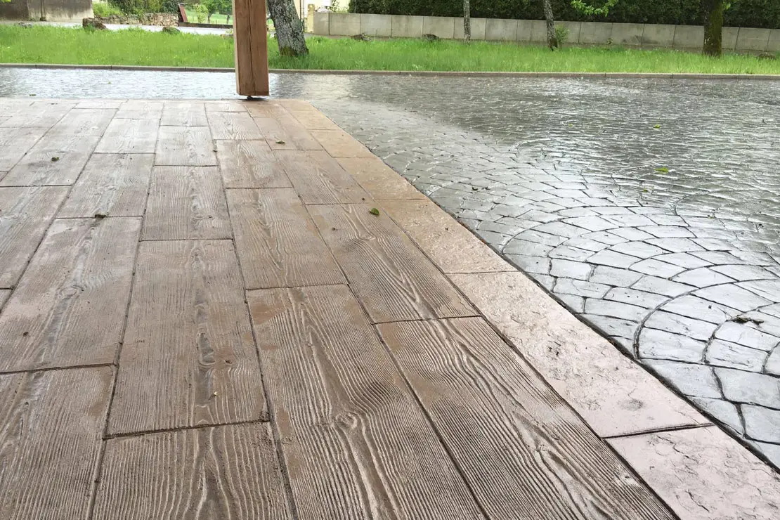 Imitación de madera en hormigón impreso en la parte posterior de un hogar.